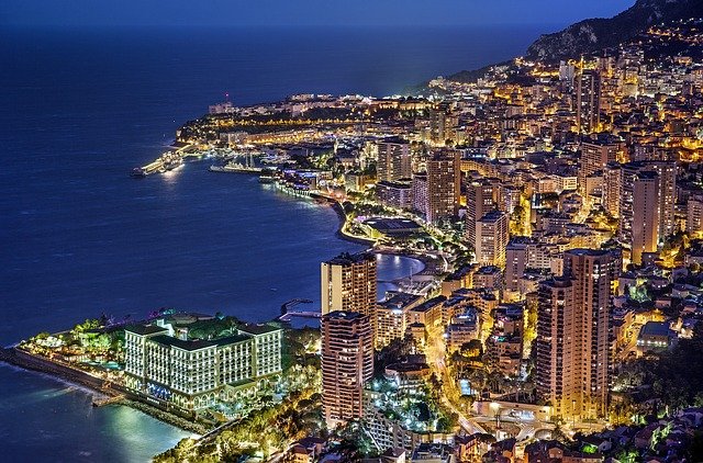 Vue de Monaco de nuit.