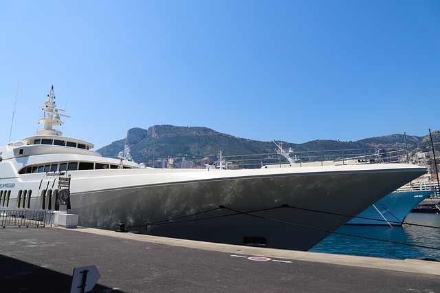 Yacht dans le port de Monaco.